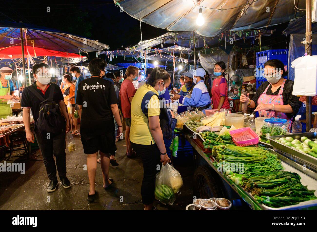 Foule de thaïlandais sur le marché frais pendant l'épidémie du virus covid-19 Banque D'Images