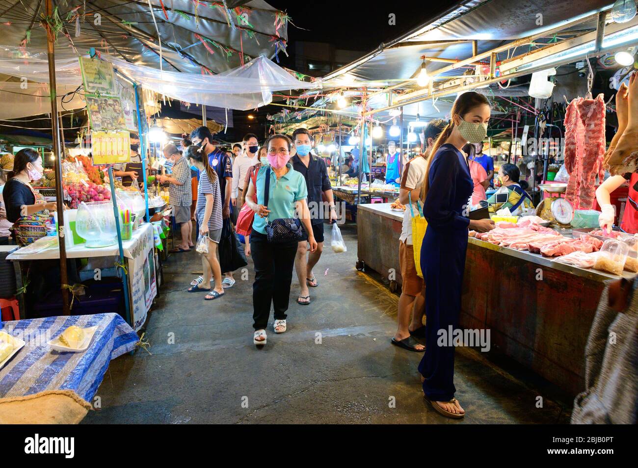 Foule de thaïlandais sur le marché frais pendant la quarantaine Banque D'Images