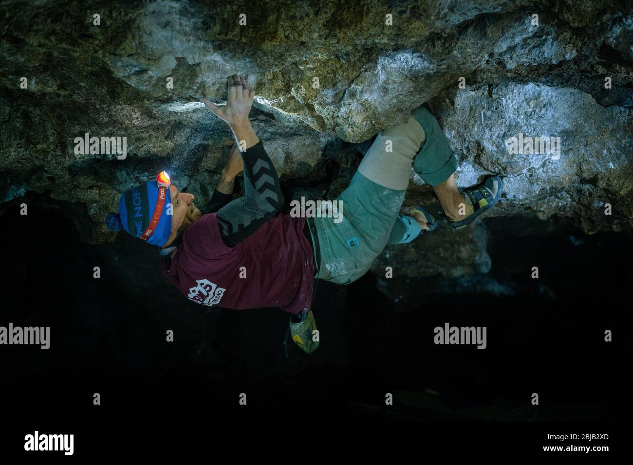 L'homme fait un bloc dans la grotte de Twardowski. Bourage dans le rock. Grotte de Twardowski Banque D'Images