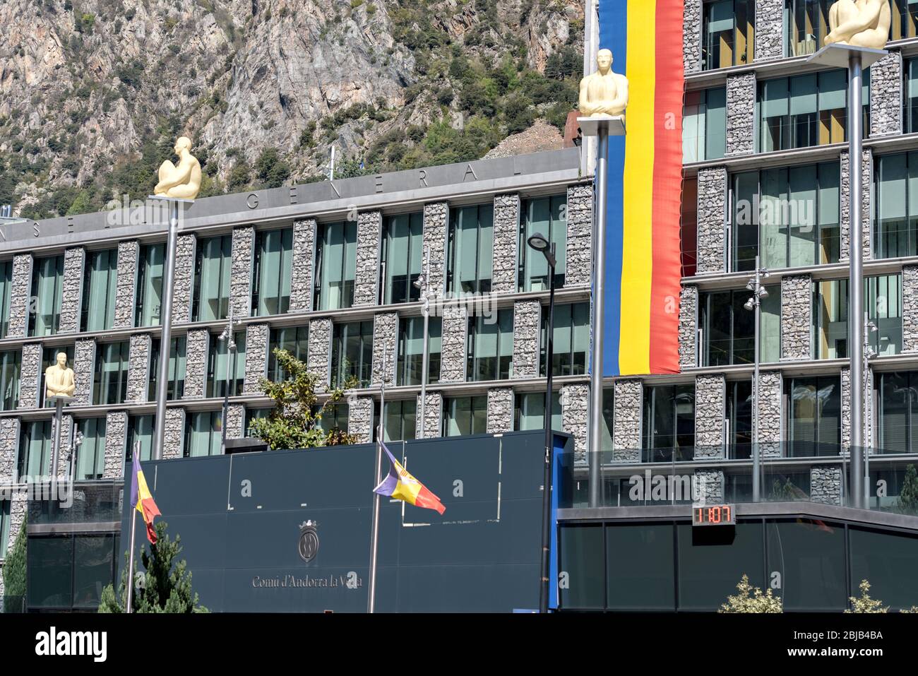 Andorre-la-Vieille, Andorre. 29 avril 2020 : les sept Poetas de Jaume Plansa, foto pris du bâtiment où le Consell général d'Andorre est loca Banque D'Images