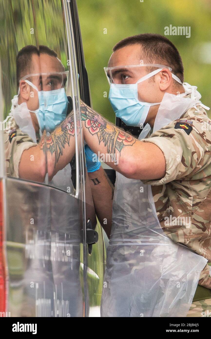 Membre des forces armées travaillant dans une installation de test de coronavirus au Chessington World of Adventures Resort, dans le sud-ouest de Londres. Banque D'Images