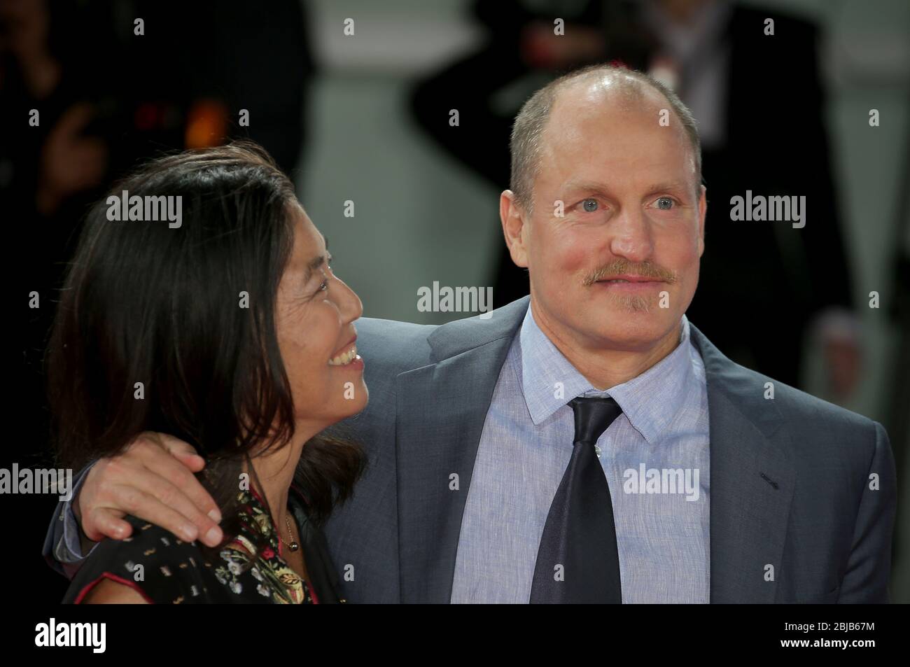 VENISE, ITALIE - SEPTEMBRE 04: Woody Harrelson marche le tapis rouge des trois panneaux d'affichage à l'extérieur d'Ebbing, Missouri Banque D'Images