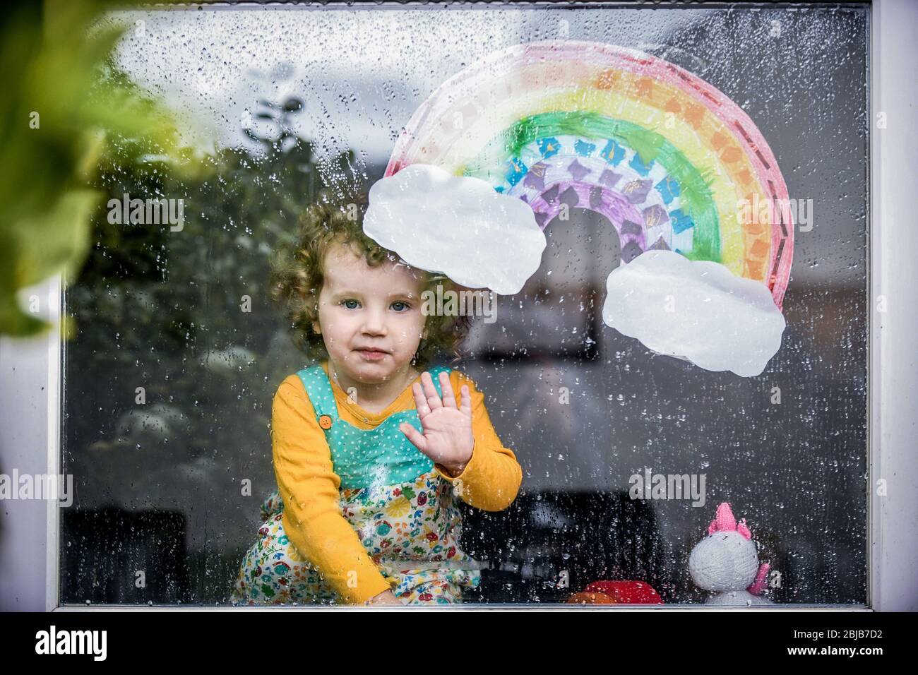 Swansea, Pays de Galles, Royaume-Uni. 29 avril 2020. Météo au Royaume-Uni : Lillian Joy, deux ans, regarde une fenêtre de pluie éclabouillée de sa maison à Swansea pendant une journée humide et venteuse au Royaume-Uni, l'un des premiers jours de mauvais temps pendant la période de verrouillage du coronavirus. Crédit : Robert Melen/Alay Live News. Banque D'Images