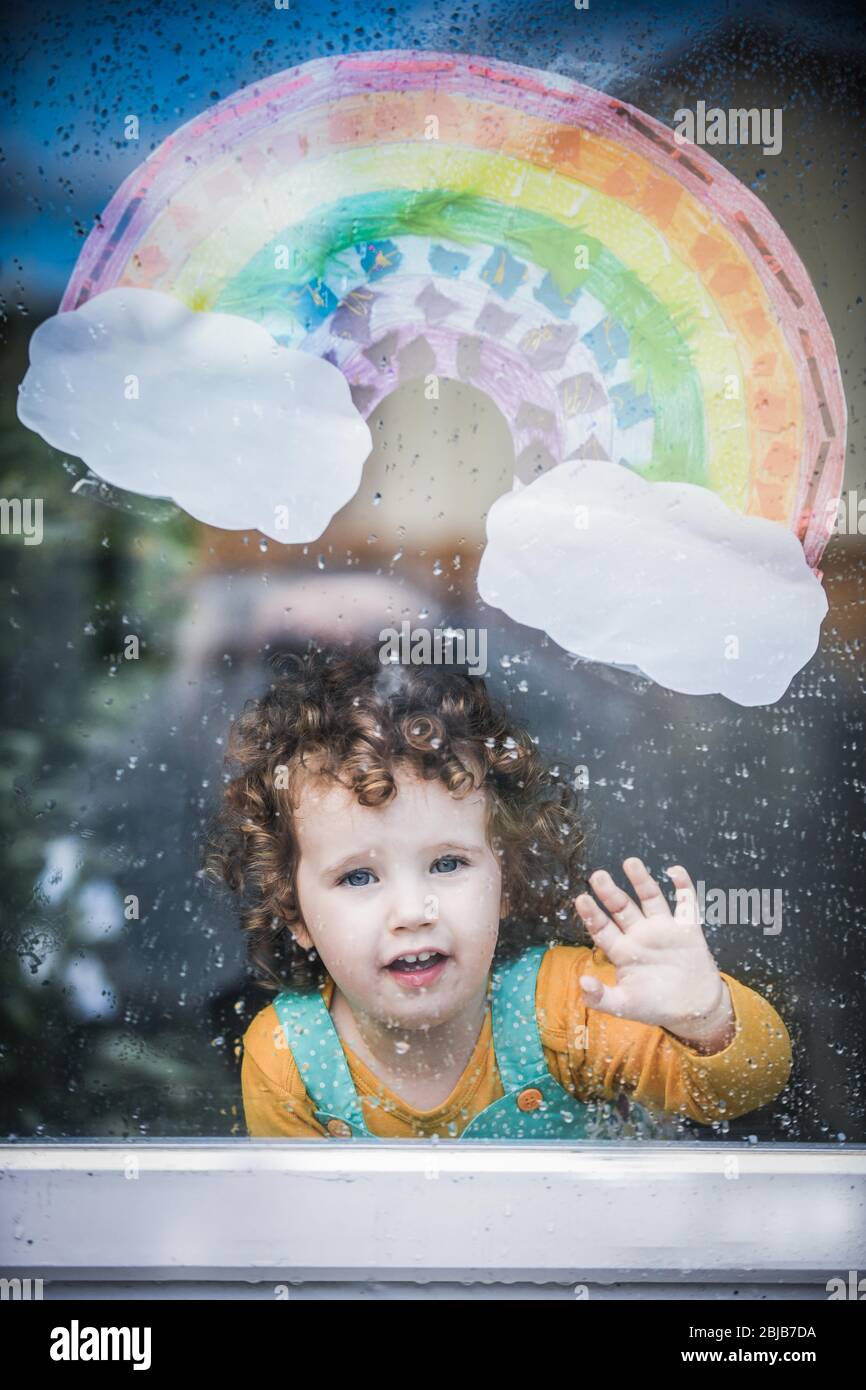 Swansea, Pays de Galles, Royaume-Uni. 29 avril 2020. Météo au Royaume-Uni : Lillian Joy, deux ans, regarde une fenêtre de pluie éclabouillée de sa maison à Swansea pendant une journée humide et venteuse au Royaume-Uni, l'un des premiers jours de mauvais temps pendant la période de verrouillage du coronavirus. Crédit : Robert Melen/Alay Live News. Banque D'Images