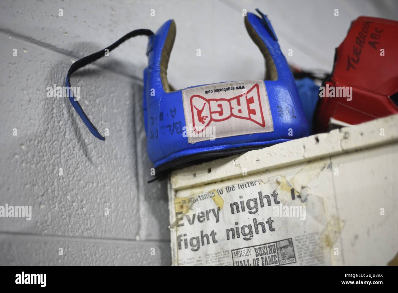 Équipement de boxe réel dans une salle de sport. Utile pour les utilisations de type concept de boxe. Banque D'Images