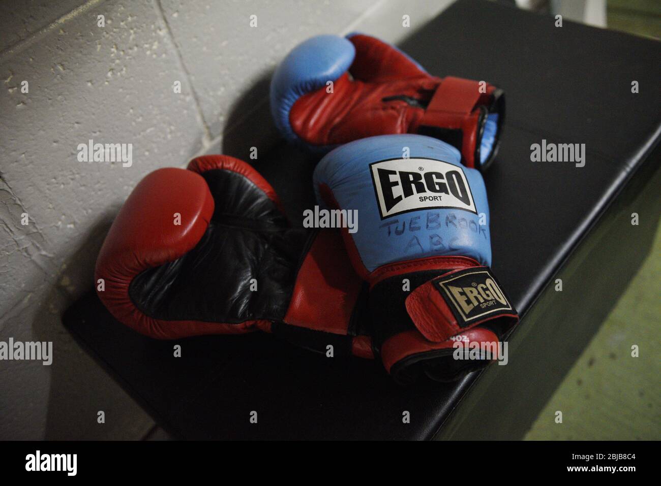 Équipement de boxe réel dans une salle de sport. Utile pour les utilisations de type concept de boxe. Banque D'Images