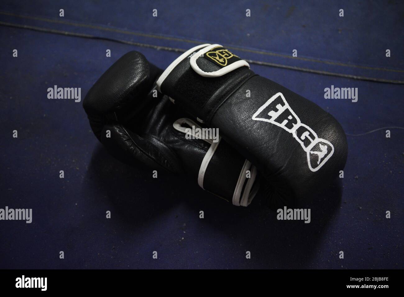 Équipement de boxe réel dans une salle de sport. Utile pour les utilisations de type concept de boxe. Banque D'Images