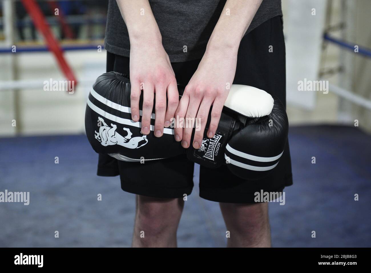 Équipement de boxe réel dans une salle de sport. Utile pour les utilisations de type concept de boxe. Banque D'Images