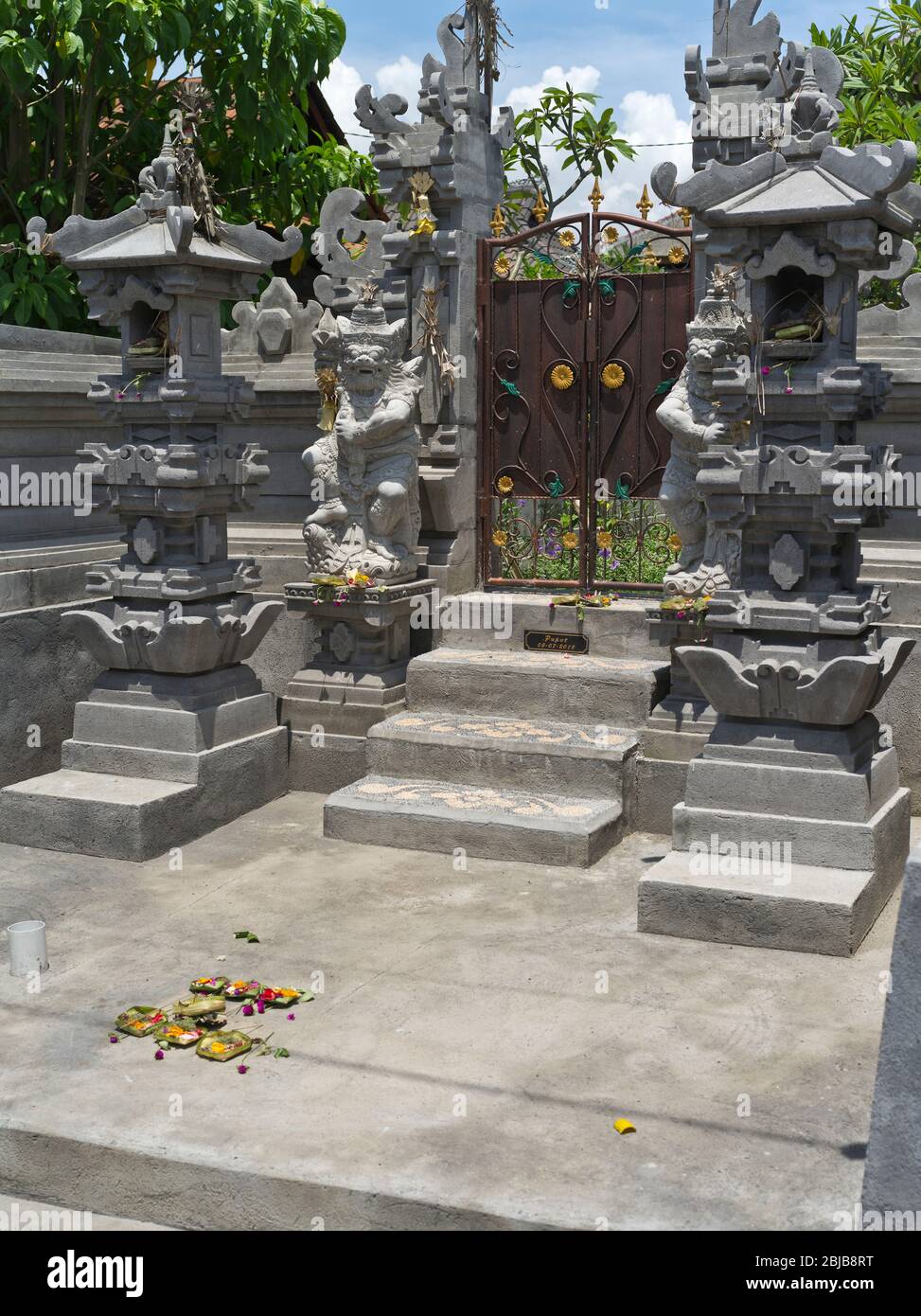dh Garden maison portes BALI INDONÉSIE ASIE Balinais offre de la nourriture offre devant la porte Banque D'Images
