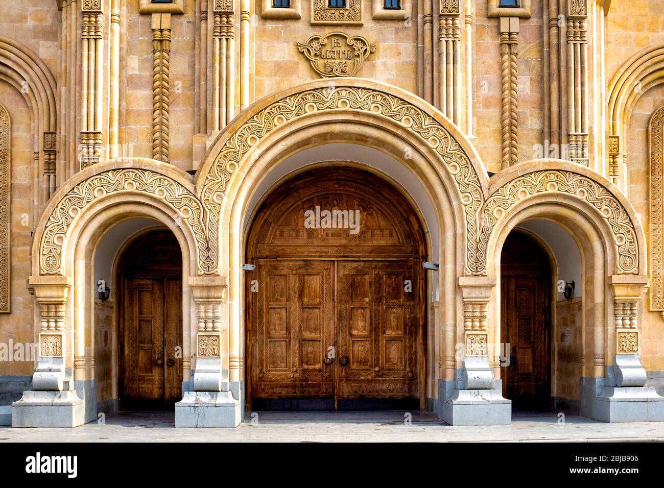 Portail de la cathédrale Sainte-Trinité de Tbilissi (également appelée Sameba), Tbilissi, Géorgie Banque D'Images