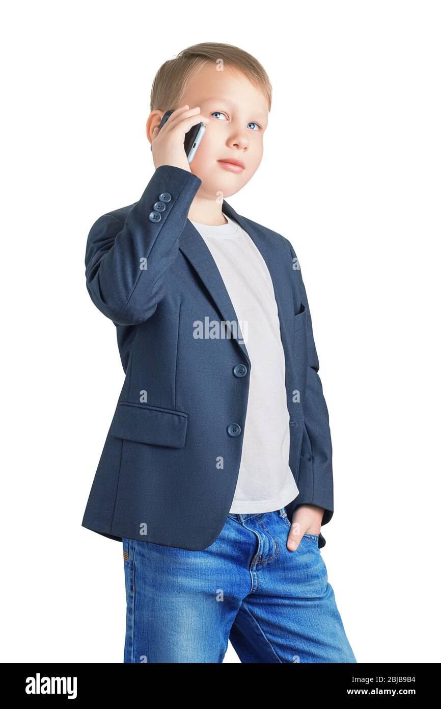 Un joli garçon sérieux et confiant dans le rôle d'un homme d'affaires parlant au téléphone et regardant la caméra isolée sur fond blanc Banque D'Images