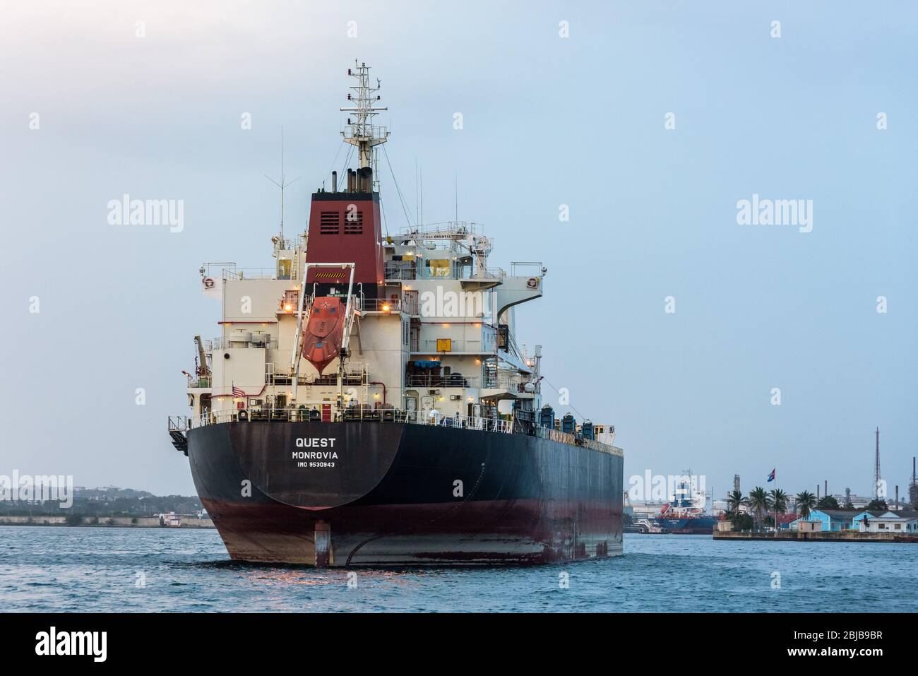 Quest Bulk transporteur de Monrovia, au Libéria, construit par HYUNDAI MIPO DOCKYARD (numéro OMI 9530943) à l'intérieur du port naturel de la Havane, Cuba. Banque D'Images