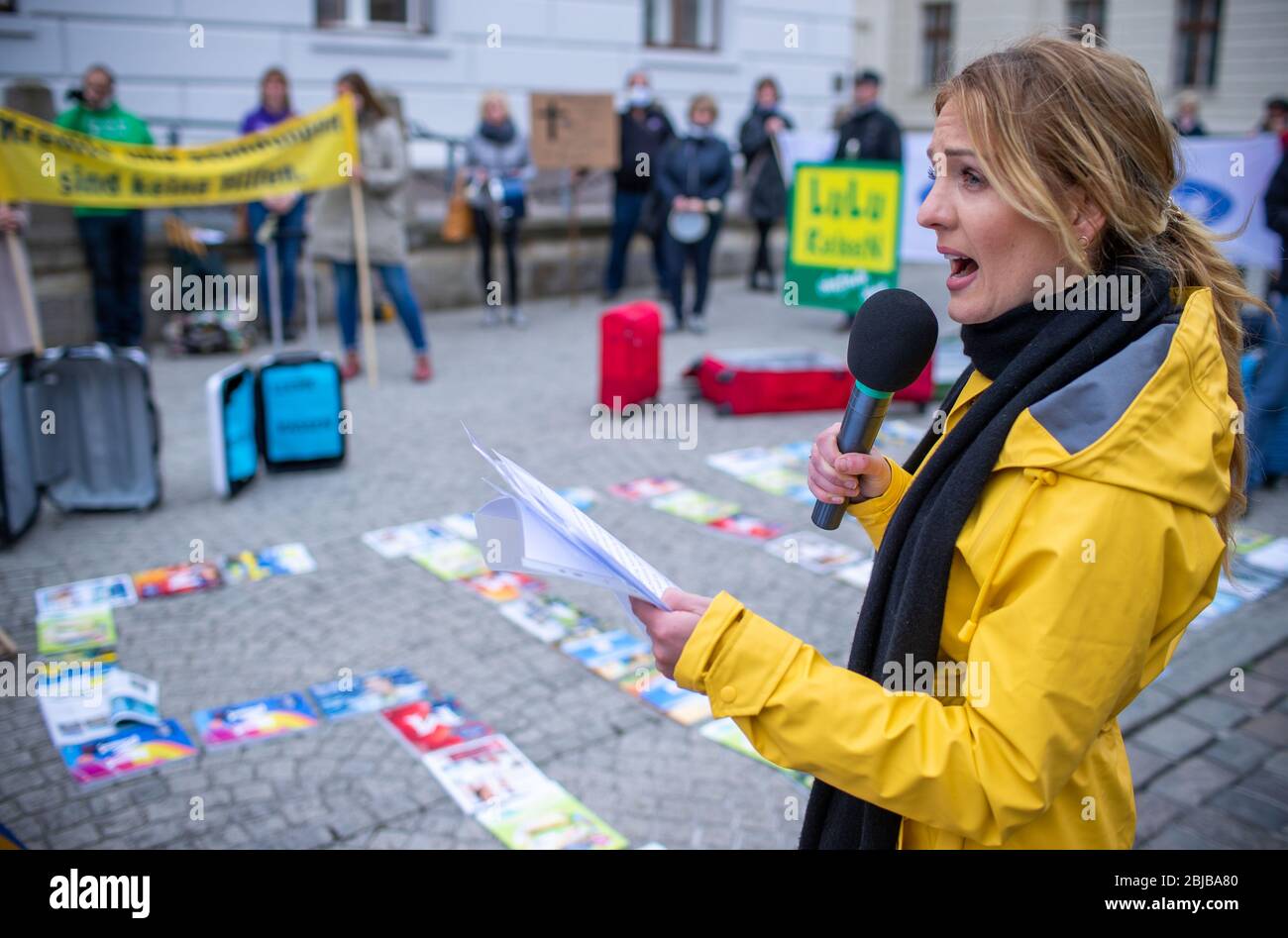 Schwerin, Allemagne. 29 avril 2020. Carolin Verchow, de l'agence de voyage Verchow de Rostock, s'exprime devant la chancellerie d'État lors d'une manifestation. Compte tenu des faibles taux d'infection dans la région de Mecklembourg-Poméranie occidentale, les experts du voyage réclament une normalisation dans la crise de la couronne. Jusqu'à 50 représentants des voyagistes utilisent l'action pour attirer l'attention sur leur situation économique difficile. D'autres participants ne sont pas autorisés en raison des règles de distance Corona actuelles. Crédit: Jens Büttner/dpa-Zentralbild/dpa/Alay Live News Banque D'Images