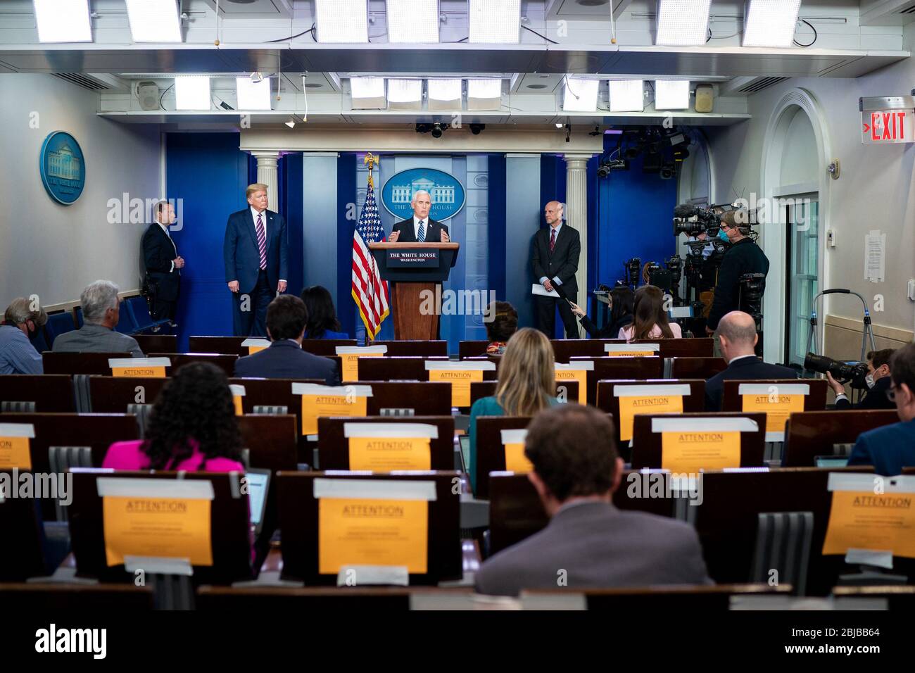 WASHINGTON DC, États-Unis - 24 avril 2020 - le vice-président américain Mike Pence et le président Donald J. Trump lors d'un exposé sur les mises à jour du coronavirus mercredi 22 avril, Banque D'Images