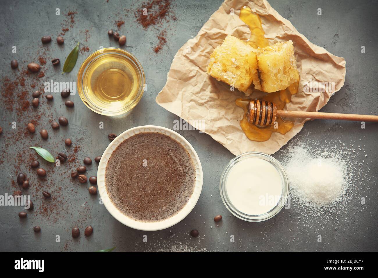 Gommage naturel de sucre, miel et café sur fond gris Photo Stock - Alamy