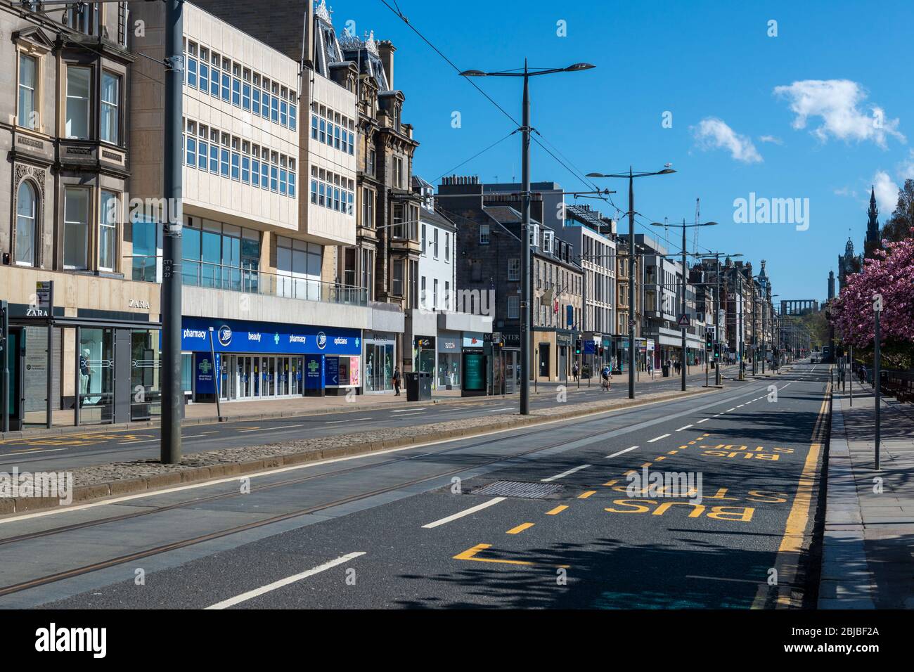 Rues vides avec magasins et entreprises fermés pendant le verrouillage du coronavirus - Princes Street, Édimbourg, Écosse, Royaume-Uni Banque D'Images
