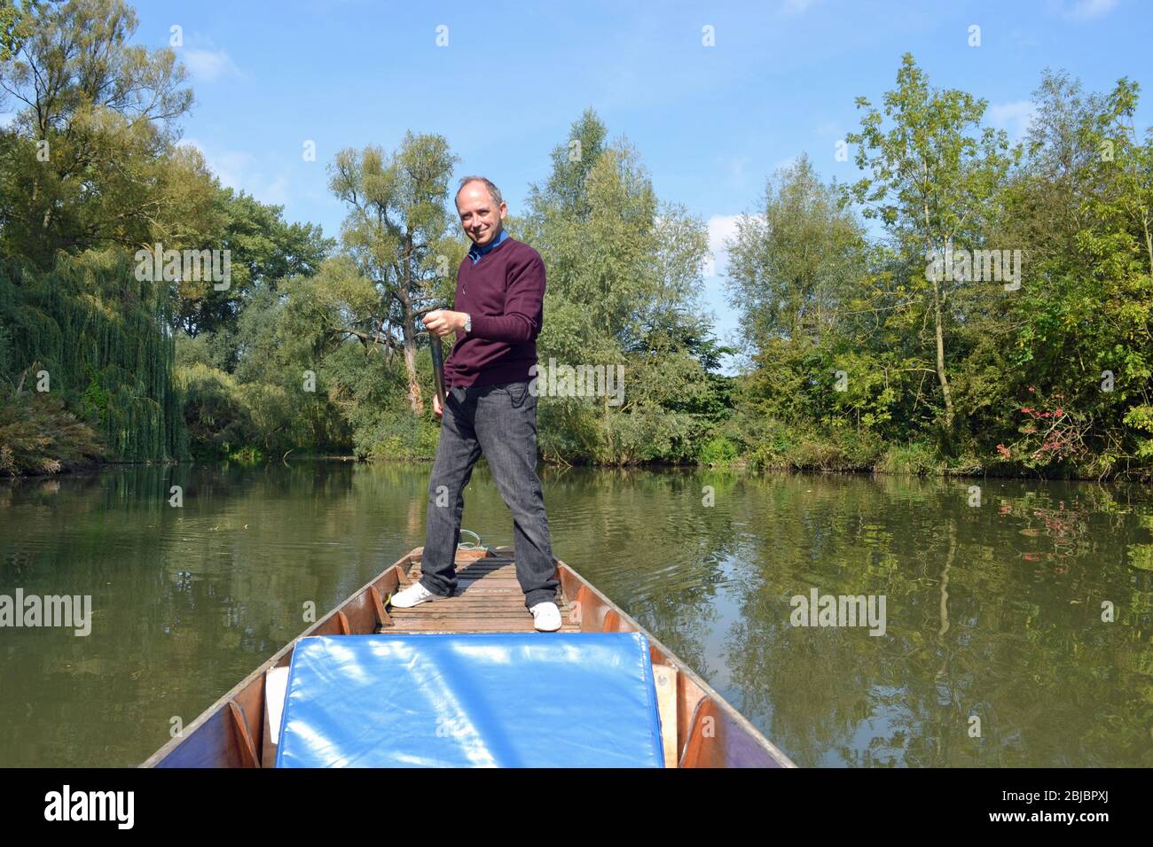 Homme puntant sur la Tamise à Oxford, Oxfordshire, Royaume-Uni Banque D'Images