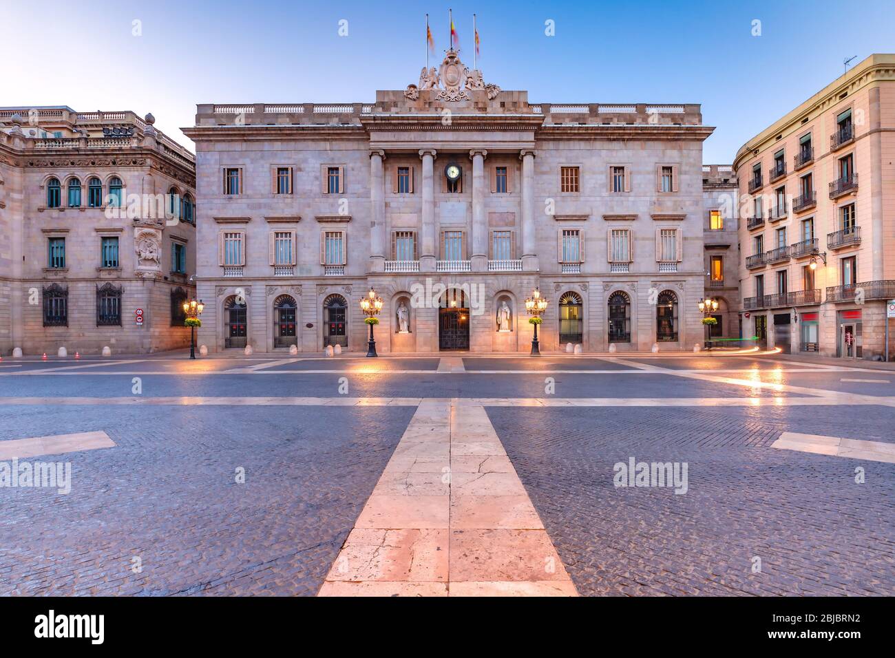 Casa de la Ciutat, Hôtel de Ville de Barcelone sur la Placa de Sant Jaume dans le quartier gothique de Barcelone pendant l'heure de bleu du matin, Espagne Banque D'Images