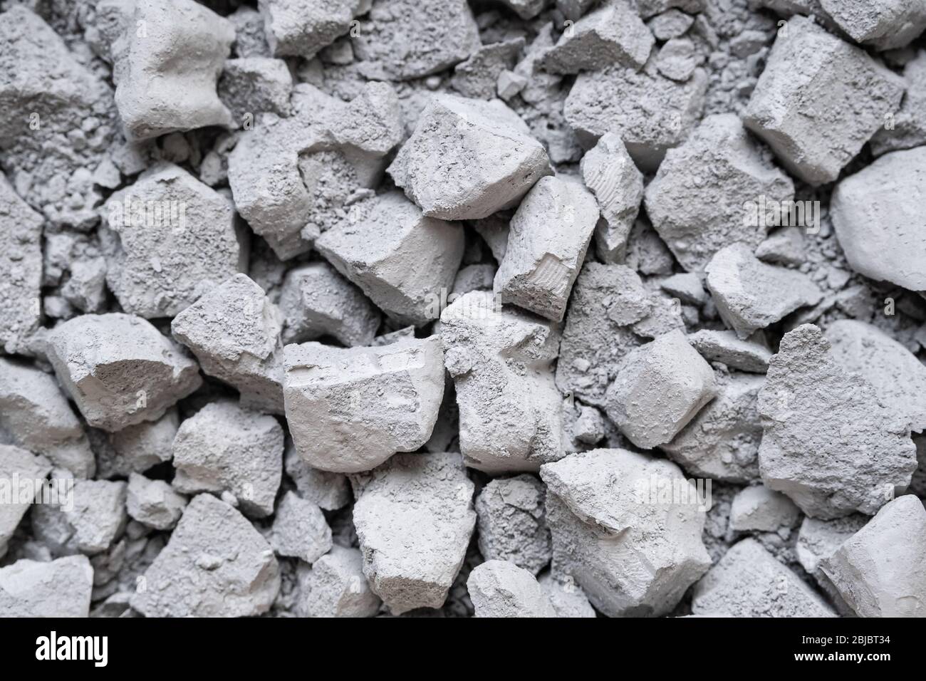 Débris de débris de béton brisé en béton frotte avec un grand et petit débris. Gros plan. L'image peut être utilisée comme motif ou arrière-plan. Banque D'Images