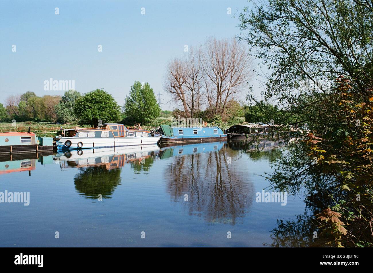 La rivière Lea sur les marais Walthamstow, au nord-est de Londres, en fin de printemps Banque D'Images