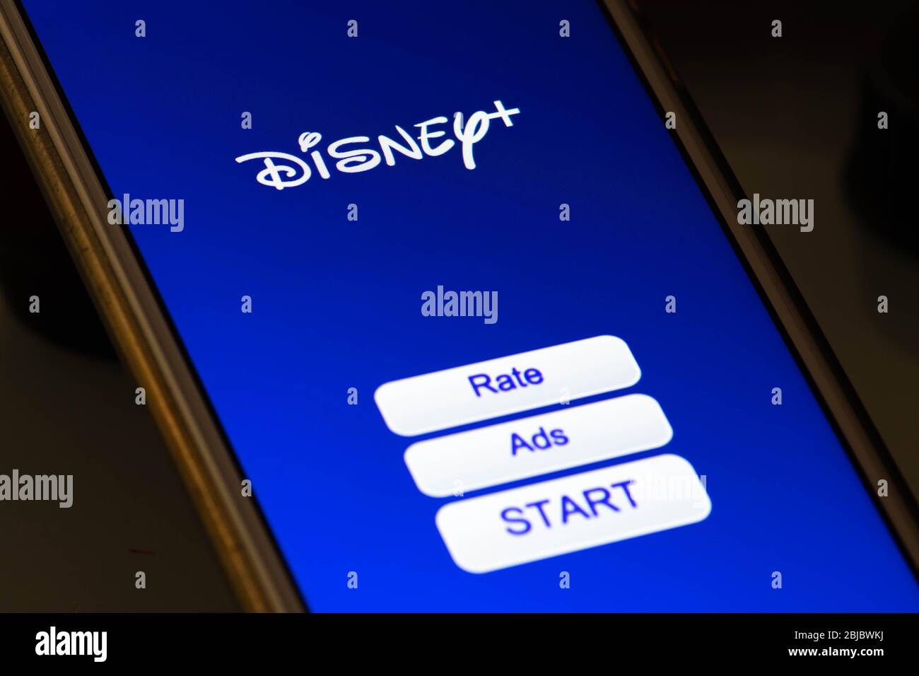 Application Disney plus sur le smartphone. Service de streaming vidéo à la demande, application pour enfants, enfants Banque D'Images