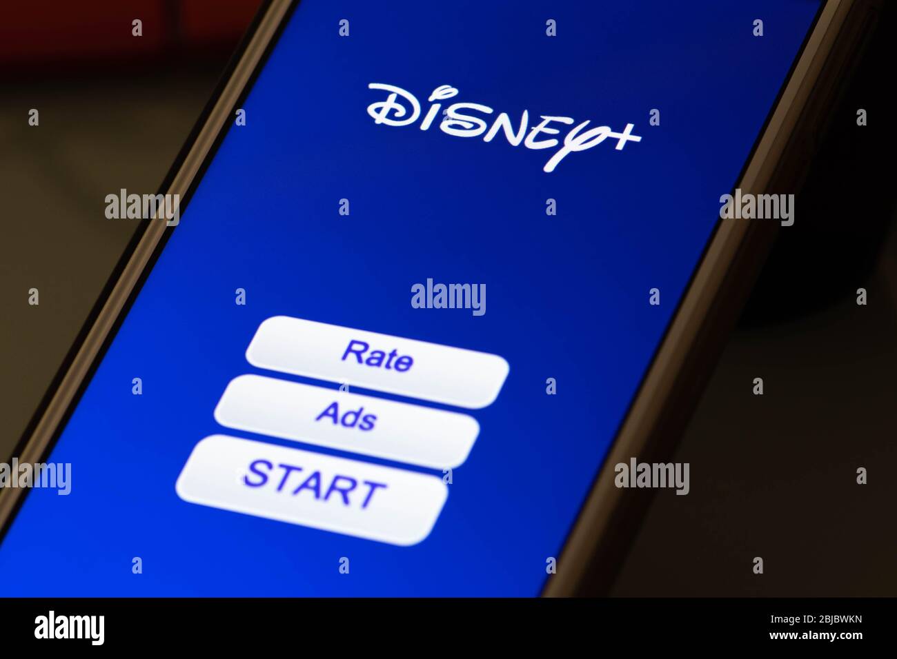 Application Disney plus sur le smartphone. Service de streaming vidéo à la demande, application pour enfants, enfants Banque D'Images