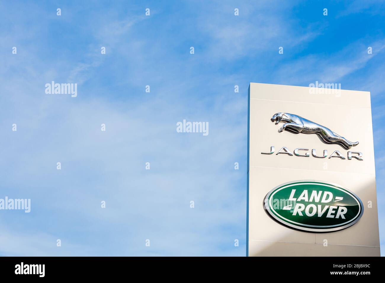 Logo de la marque Jaguar Land Rover sur fond bleu clair situé dans son immeuble de bureaux de concessionnaires à Lyon, France - 23 février 2020 Banque D'Images