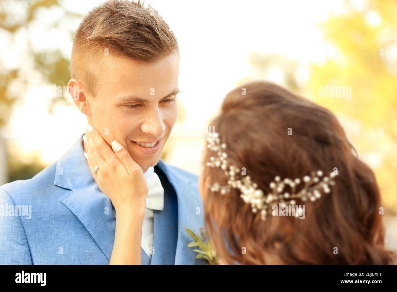 Beau couple de mariage sur fond flou, vue rapprochée Banque D'Images