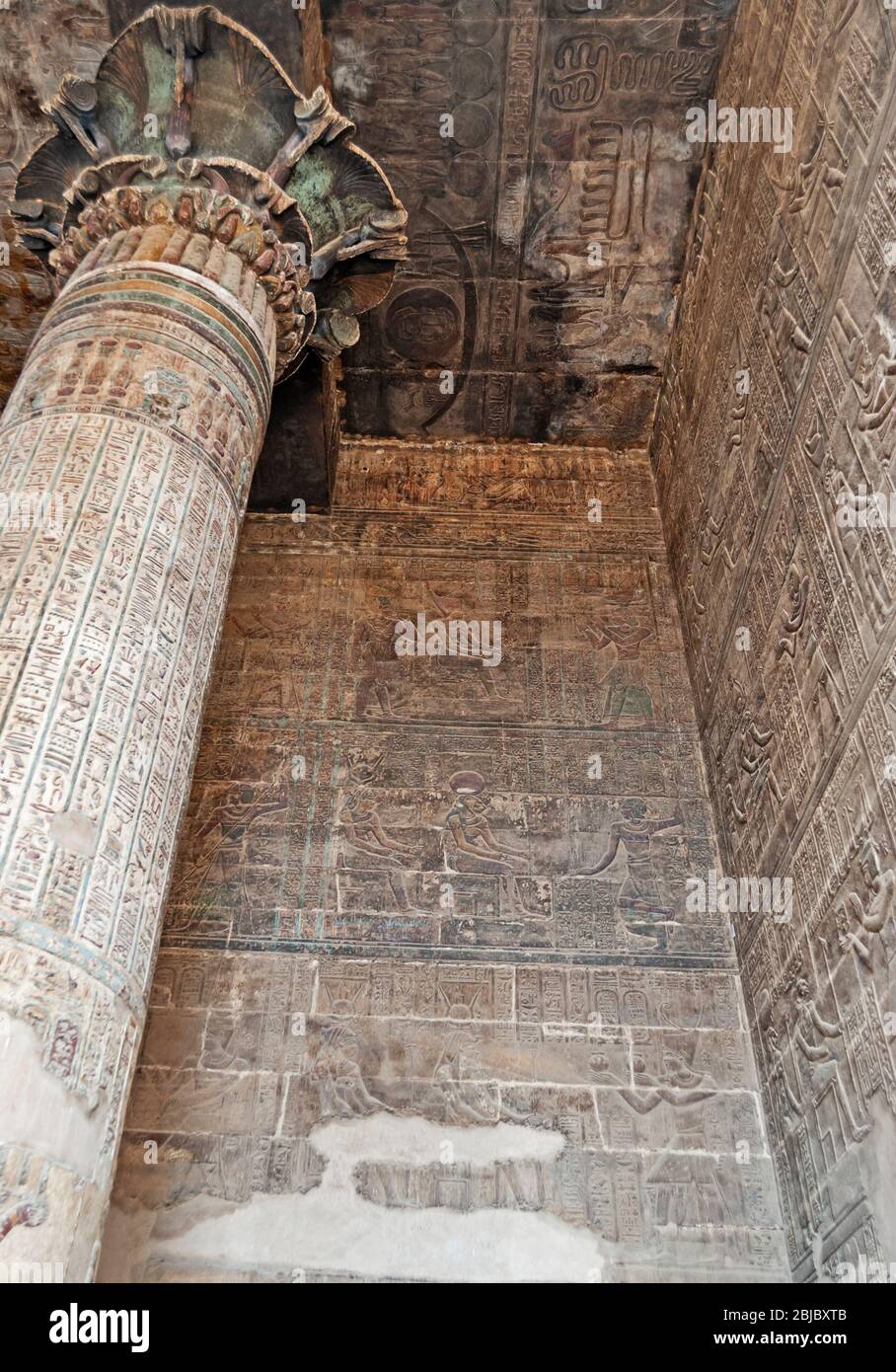 Sculptures hiéroglyphiques égyptiennes sur un mur et une colonne au Temple de Khnum à Esna Banque D'Images