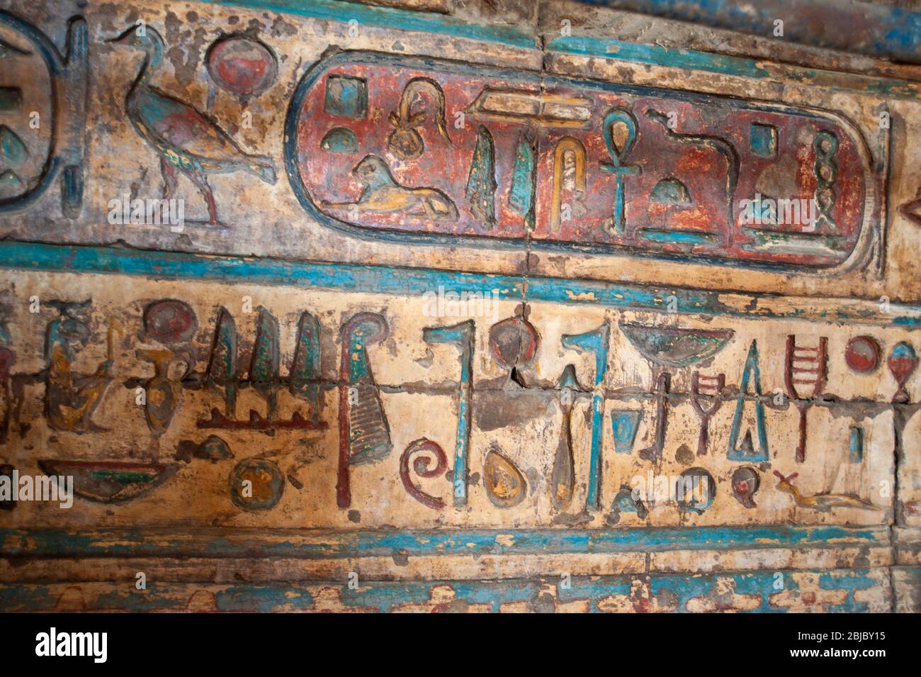 Sculptures hiéroglyphiques égyptiennes sur un mur au Temple de Khnum à Esna Banque D'Images