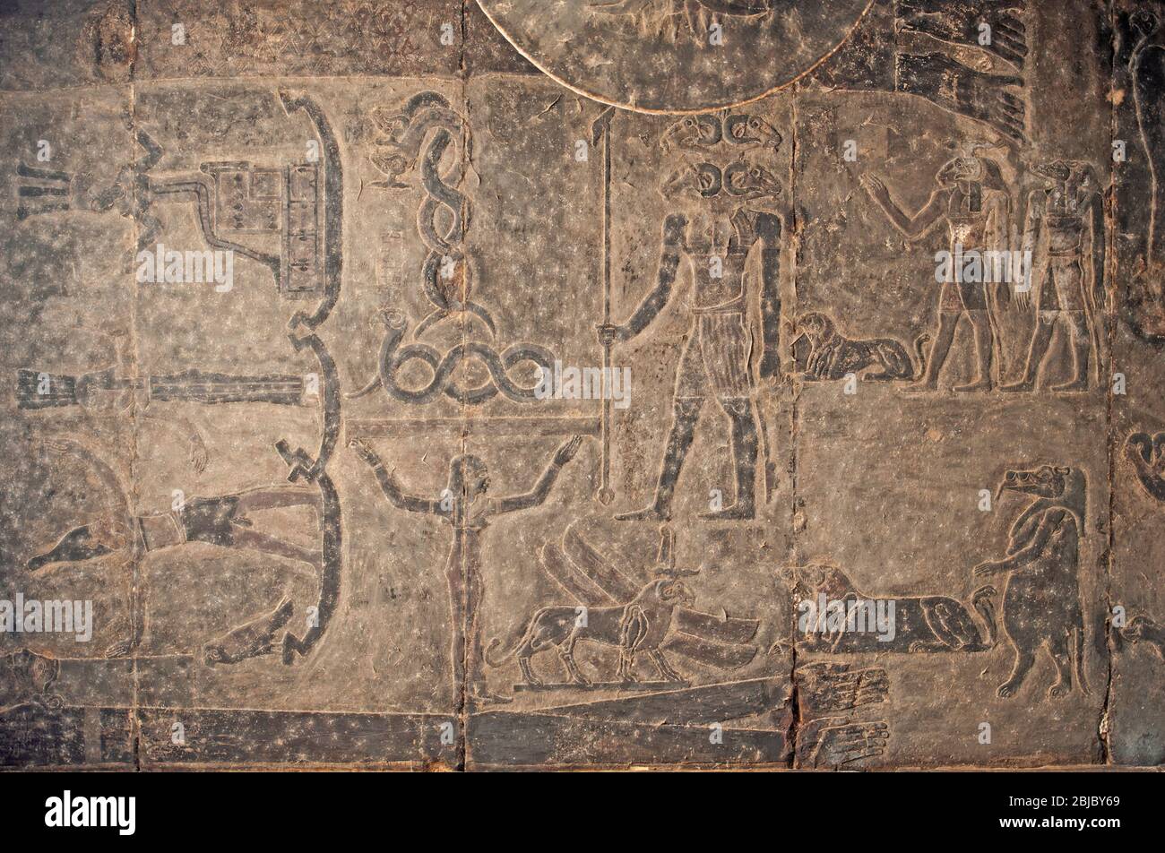 Sculptures hiéroglyphiques égyptiennes sur un mur au Temple de Khnum à Esna Banque D'Images