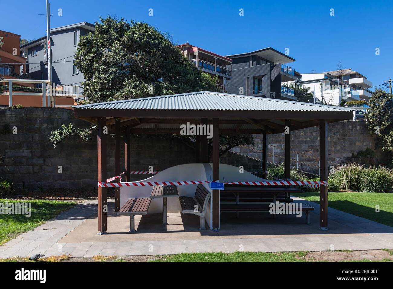 La plage de Tamarama dans la banlieue est de Sydney est fermée en raison de la pandémie de coronavirus. A partir d'hier, la plage de Tamarama a été rouverte pour la natation et le surf Banque D'Images