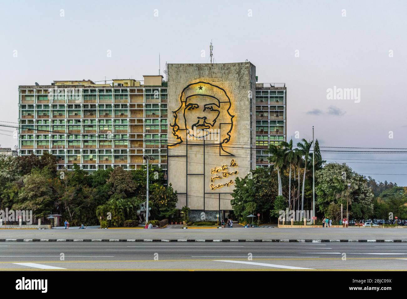 Le contour des œuvres d'art en acier du révolutionnaire Ernesto Che Guevara a mis de côté le bâtiment du Ministère de l'intérieur de la place de la Révolution, la Vieille Havane, Cuba. Banque D'Images