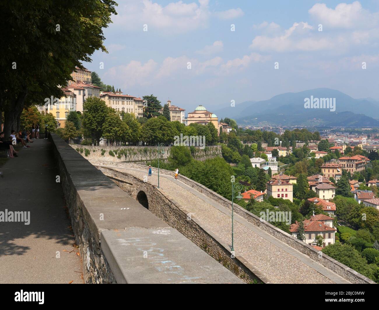 Bergame, Italie - 1 août 2019: Panorama vue de la ville haute de Bergame de la vieille ville mur avec deux touristes prenant photo sur la célèbre rue piétonne Banque D'Images