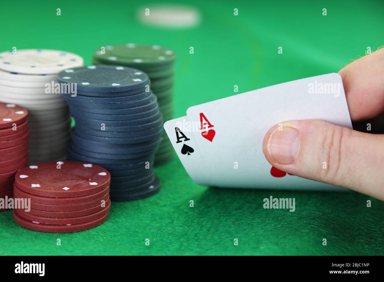 Vérifier l'affaire une paire d'as avec des jetons de casino en arrière-plan Texas holdem poker meilleures fusées de poche american compagnies aériennes Banque D'Images