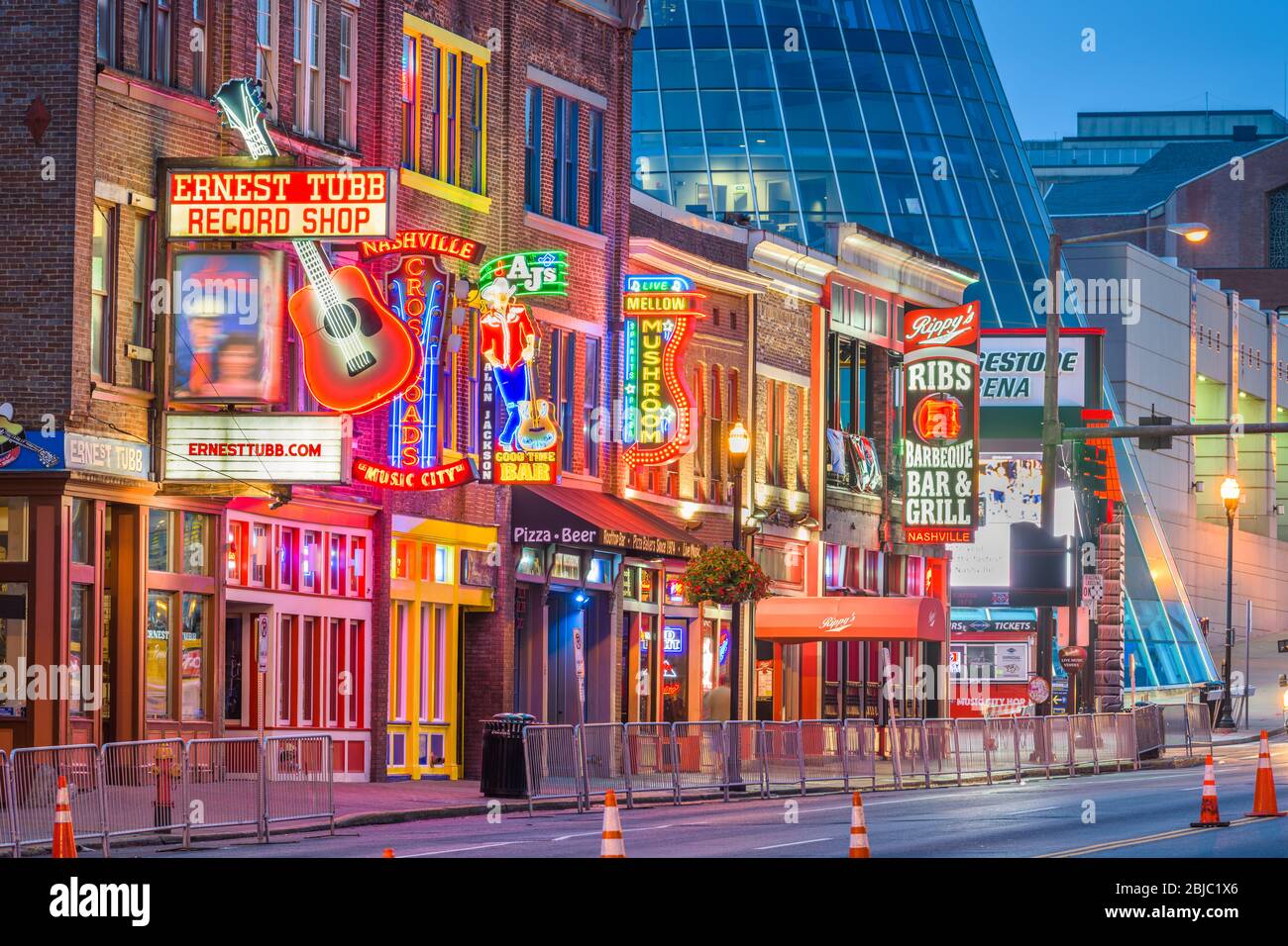 NASHVILLE, TENNESSEE - 20 août 2018 : l'honky-tonks sur Broadway. Le quartier est célèbre pour les nombreux spectacles de musique country establishme Banque D'Images