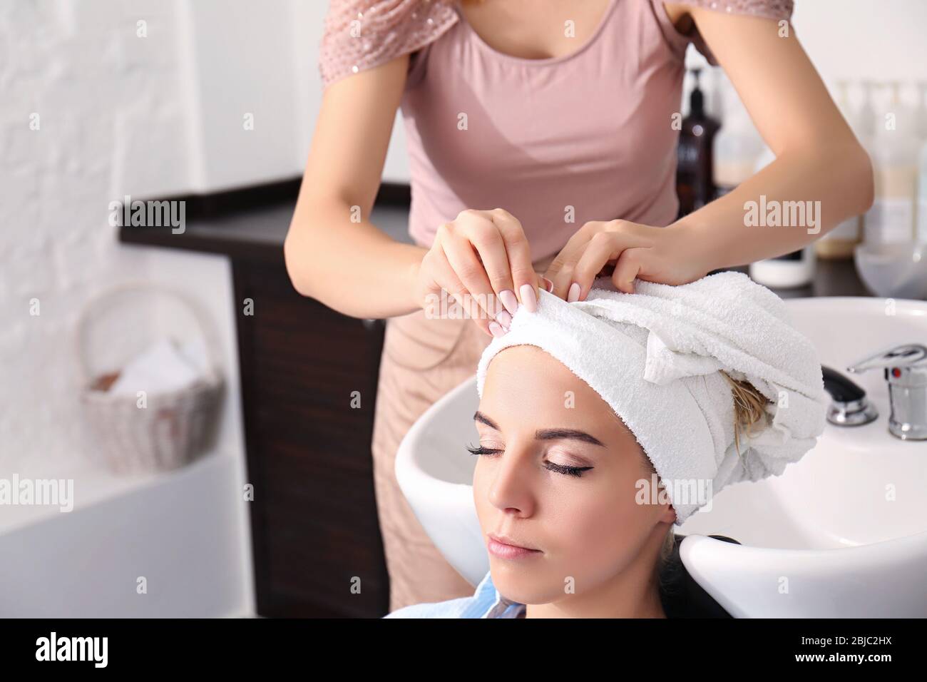 Serviette de coiffeur sur la tête du client Photo Stock - Alamy
