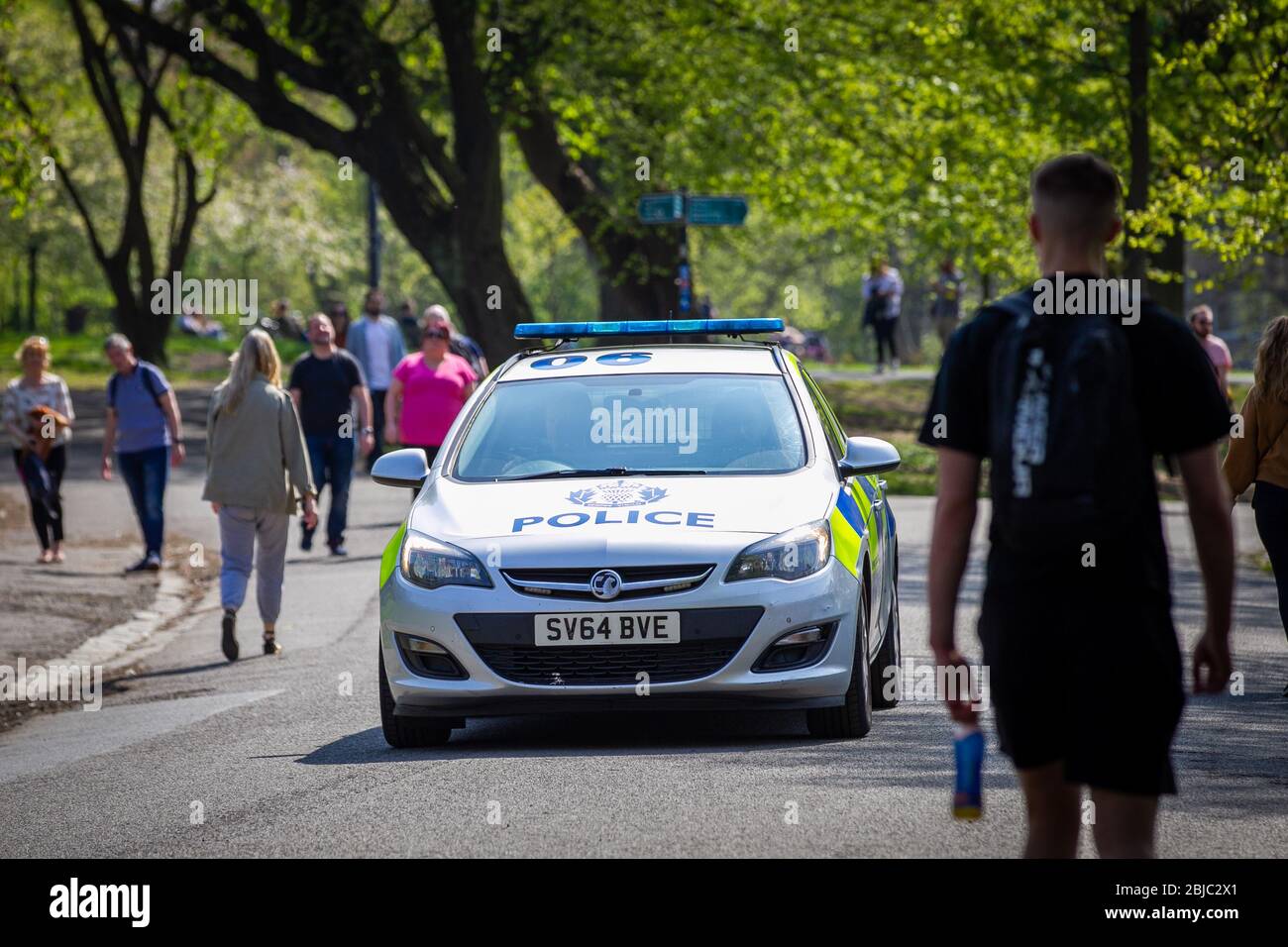 Police en patrouille à Kelvingrove Park, Glasgow, Royaume-Uni, pendant le verrouillage du virus Corona, faisant appliquer la distanciation sociale. Banque D'Images