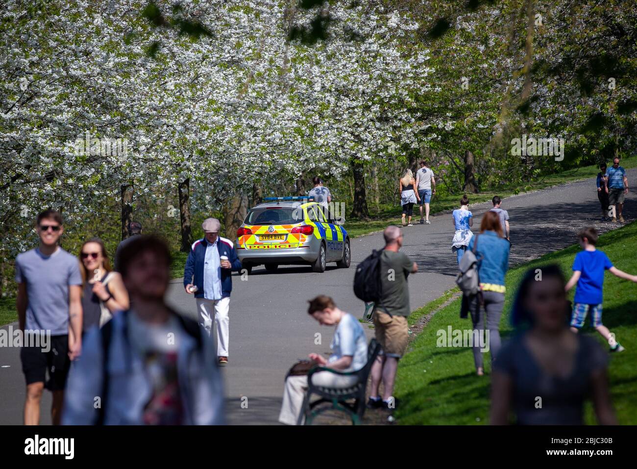 Police en patrouille à Kelvingrove Park, Glasgow, Royaume-Uni, pendant le verrouillage du virus Corona, faisant appliquer la distanciation sociale. Banque D'Images