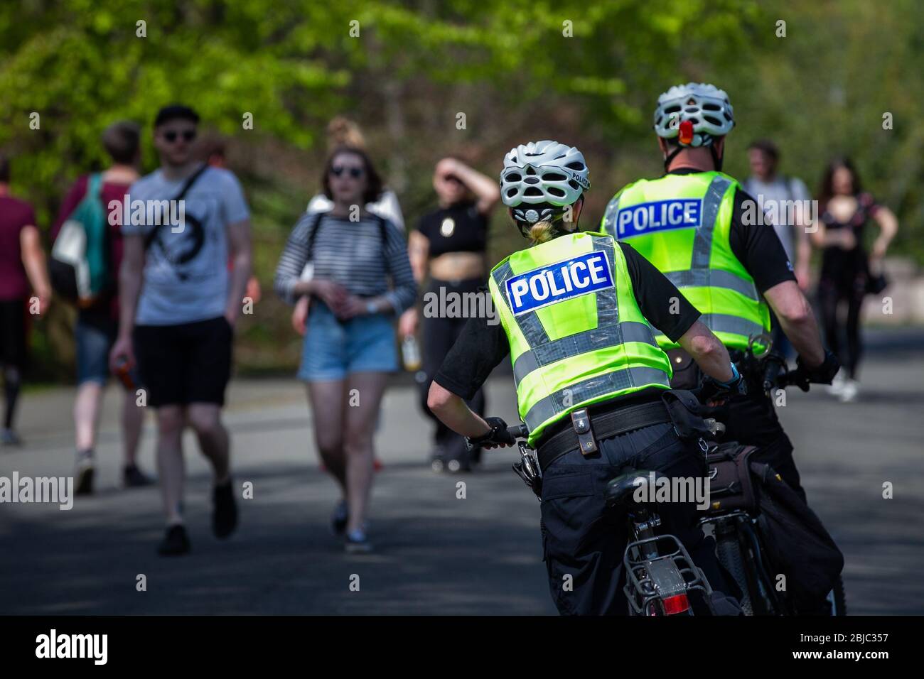 Police en patrouille à Kelvingrove Park, Glasgow, Royaume-Uni, pendant le verrouillage du virus Corona, faisant appliquer la distanciation sociale. Banque D'Images