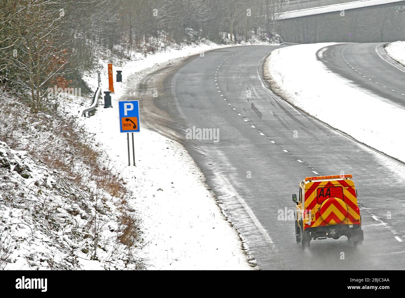 Brecon Beacons Powys, Pays de Galles. Forte chute de neige en janvier 2013, a vu des poeple dehors et environ dans les balises Brecon. Conditions verglacées pour les mauvaises conditions de conduite Banque D'Images