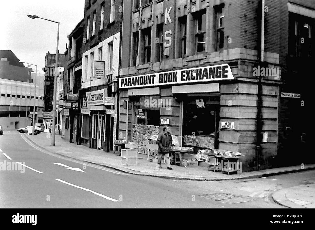 The Paramount Book Exchange, une librairie familiale ouverte depuis 1965, stockant des livres secondaires et rares, ainsi que des bandes dessinées et des magazines au 25-27 Shudehill, Manchester, Royaume-Uni, photographié en 1984. Banque D'Images