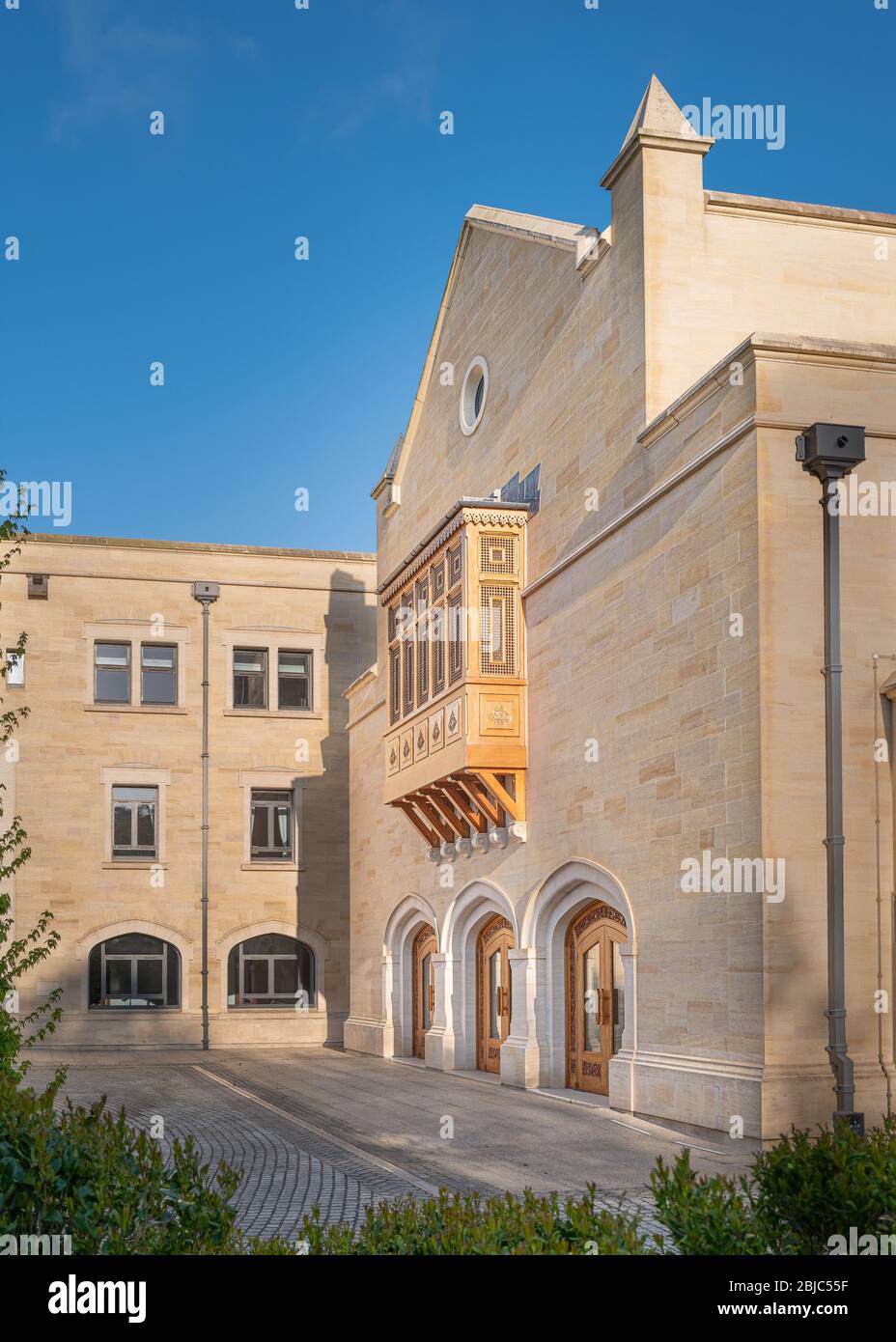 Mashrabiya (balcon) au Centre d'études islamiques d'Oxford. Oxford est silencieux pendant le verrouillage de Coronavirus / Covid-19 Banque D'Images