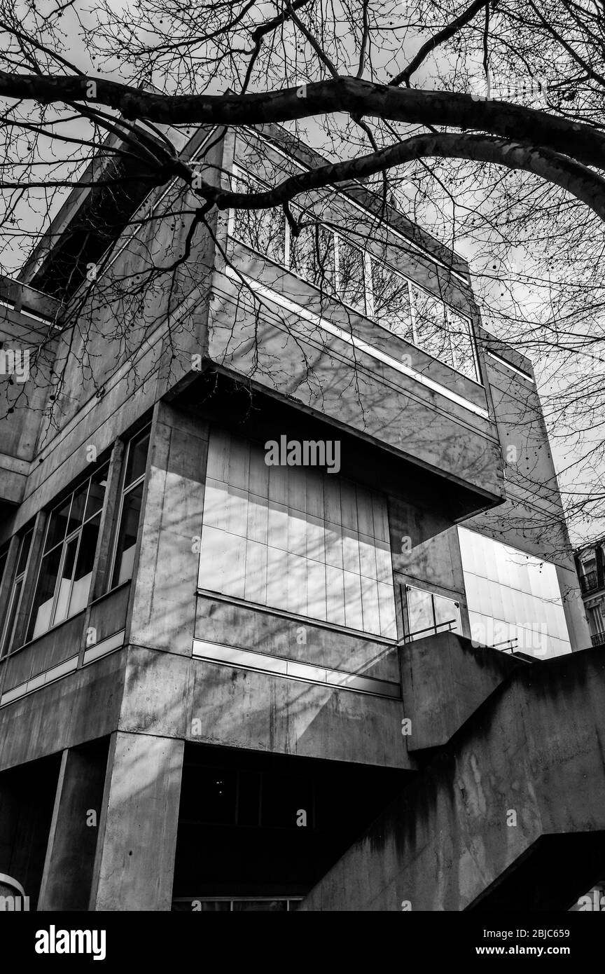 Exemple de style d'architecture Brutaliste. Détails de la construction de béton brutaliste. Fait partie du Centre National de la danse (Centre National de danse), publ Banque D'Images