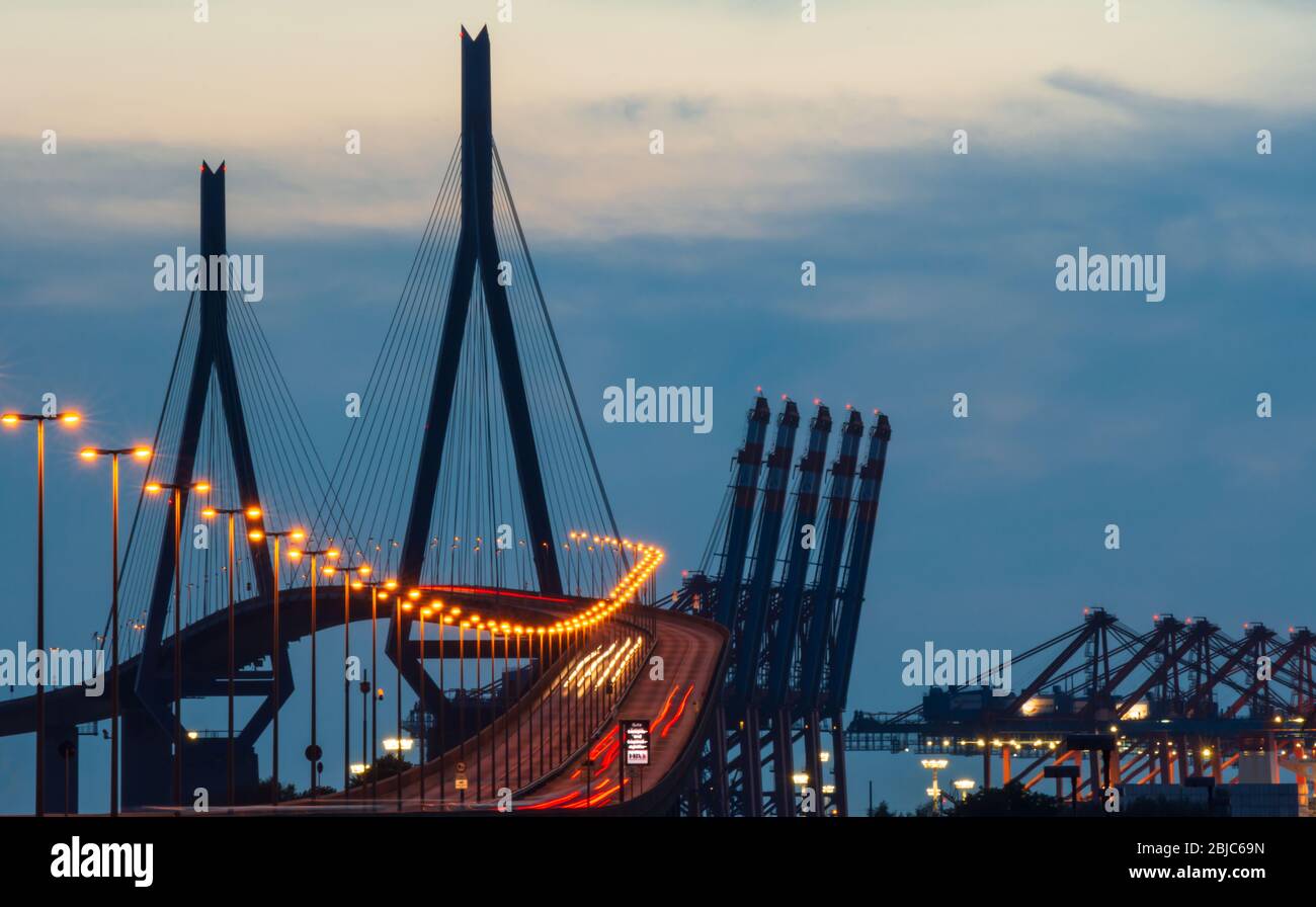 Pont éclairé de Koelbrand pendant l'heure bleue, Hambourg, Allemagne Banque D'Images