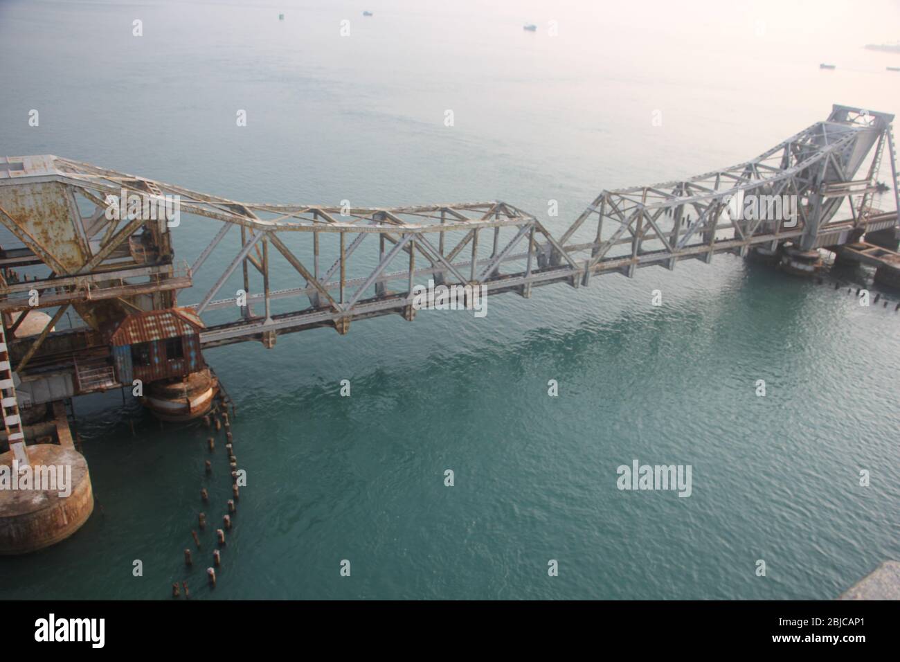 Le pont Pamban est un pont ferroviaire qui relie la ville de Mandapam en Inde continentale à l'île Pamban à Rameswaram. Banque D'Images