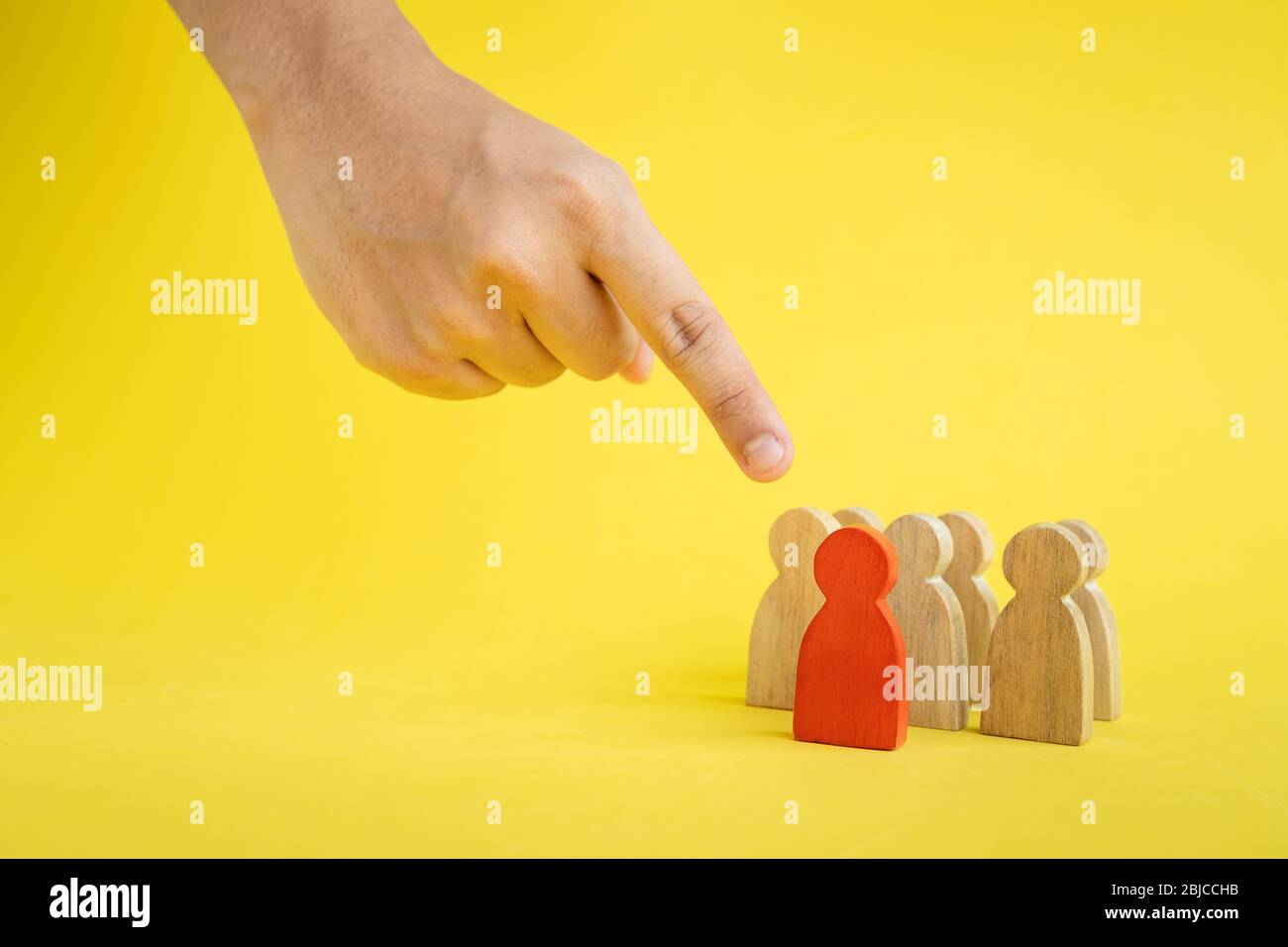 Groupe de figure de bois pointant vers le chef d'équipe dans les concepts de gestion des ressources humaines travail en équipe.leadership de succès, progrès et concurrence de l'entreprise Banque D'Images