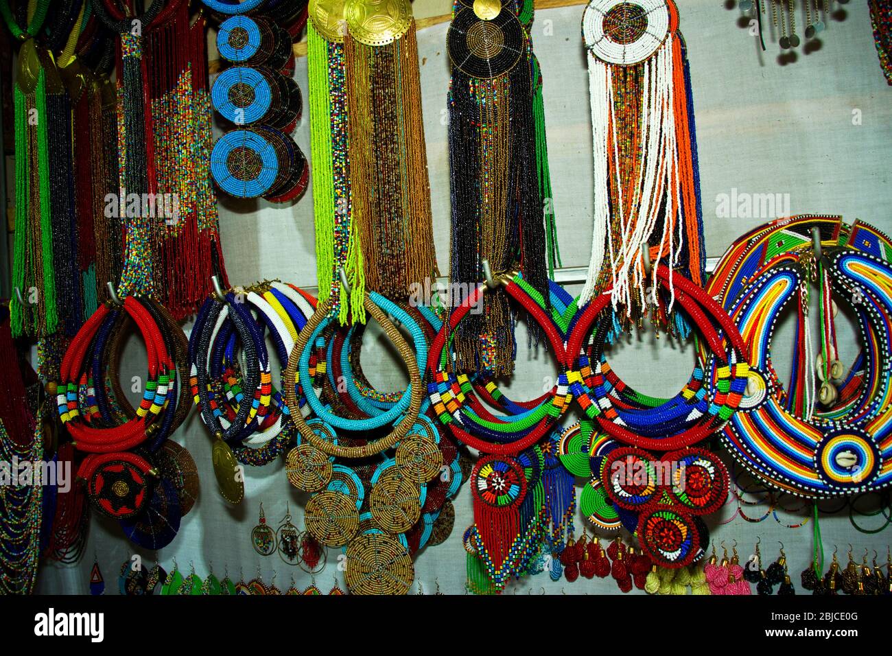Bijoux fantaisie de beadwork basés sur les dessings traditionnels de masai et l'utilisation de la couleur sont une forme très populaire de curio acheté par les touristes à l'Afrique de l'est. Banque D'Images