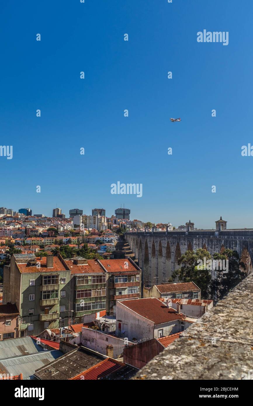 Avion survolant Águas Livres Aqueduct avec paysage urbain sur fond, récolte verticale. Banque D'Images