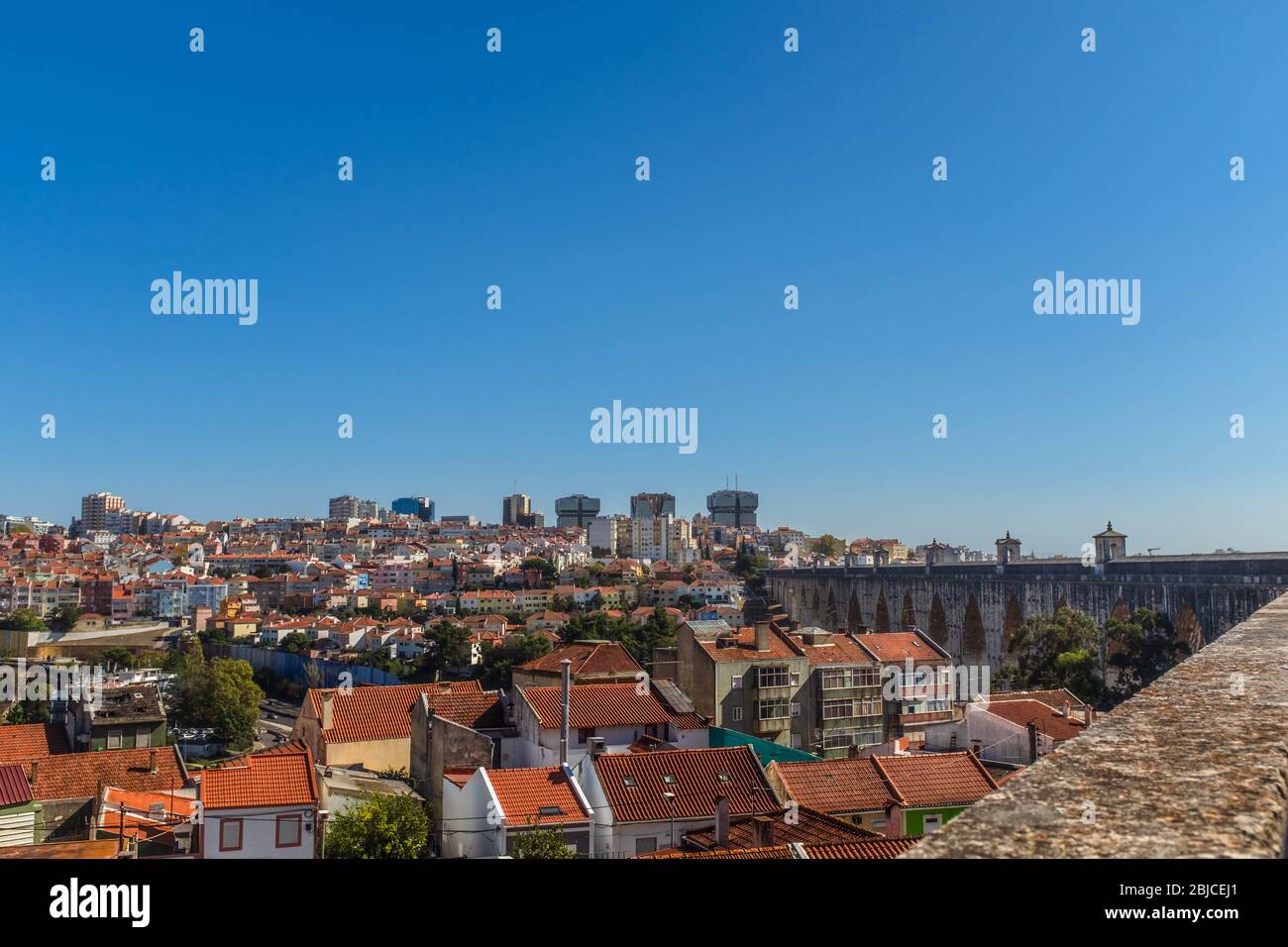 Águas Livres Aqueduct avec paysage urbain sur fond d'une journée ensoleillée, récolte horizontale. Banque D'Images